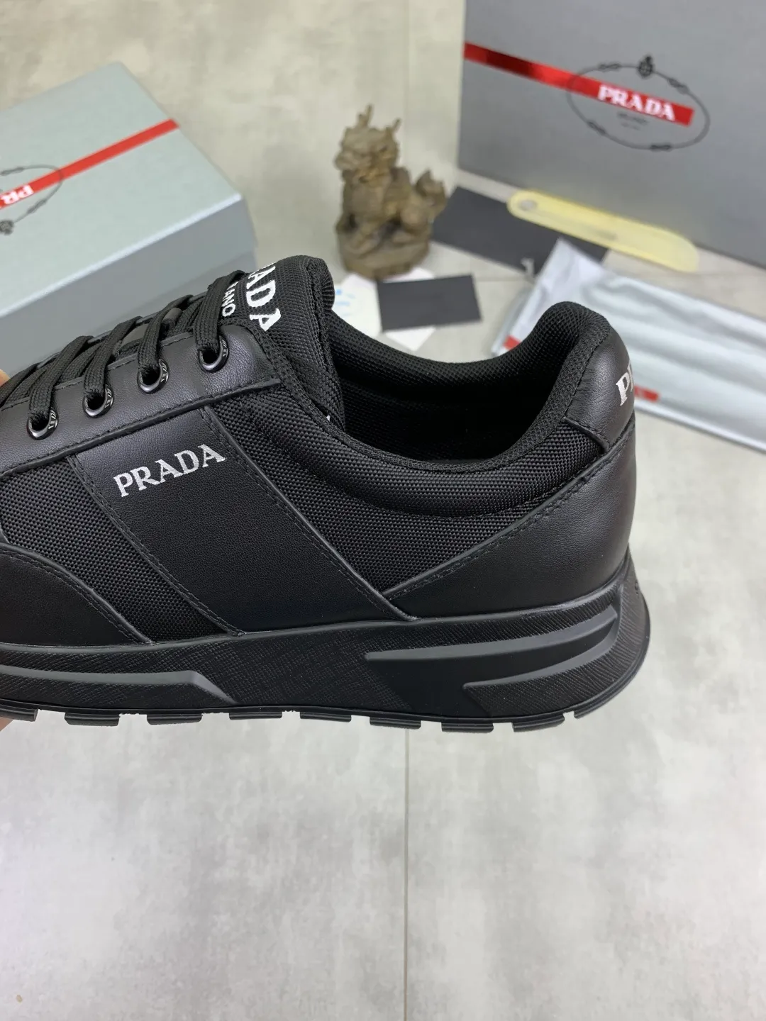Men's men's shoes P560💰 [Real Price] Popular models are on the official website, 🆘 Trendy brand (Prada) mainly promotes popular models, avant-garde and versatile fashionable men's shoes private version mold opening, cowhide surface splicing 1:1.. Stylish and simple, original imported cowhide lining cowhide feet; the atmosphere and personality are more fashionable, eye-catching and pursuing class. It will subvert the old ideas and be a must-have for fashionistas who want to spend time with you! Must keep it! Tall and comfortable, large and low, high-end quality workmanship. Code number: 38-44 (45 customized) 2️⃣ optional.
